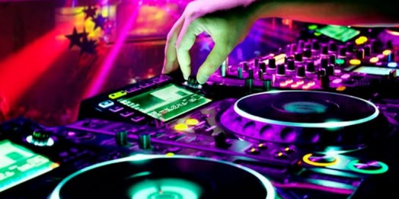 SOBOTNÍ diskotéka s DJ Danem Svobodou