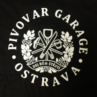 Tričko s decentním kulatým logem pivovaru